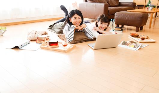 床暖房で寝転ぶ女性