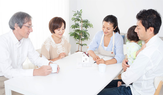 話し合いをする家族