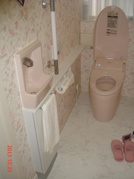 リフォーム前よりも明るいトイレ空間になりました。