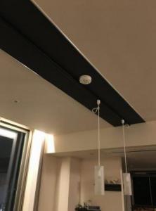 アクセントクロスを貼って施工範囲を最小限にし、照明の位置を変更しました