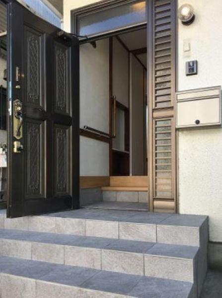 古さも残しながら、水回りやドア、壁などは新しく入れ替え。住みやすくなりました。