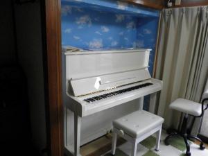 空色と白いピアノがマッチ。華やかな空間に。