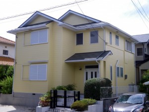 イエローの温かみある外観へ。コーキングも打ち直し、全体的に綺麗に。
