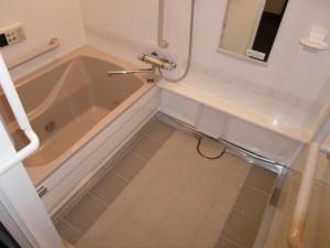 タカラのぴったりサイズシステムバスで浴室内が広々快適に。