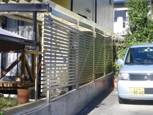 フェンスは木から丈夫なアルミ製へ。外観にも溶け込んでいます。
