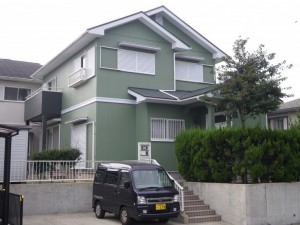 グリーン系の目を引く素敵な外観へ