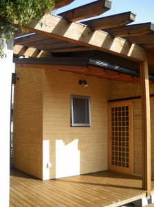 使い勝手や掃除がしやすいように。洗面台と収納はオリジナル造作です。