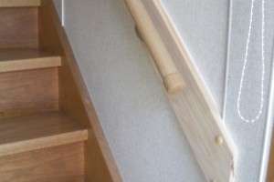 手摺の設置で快適に。楽にそして安全性の高い階段となりました。