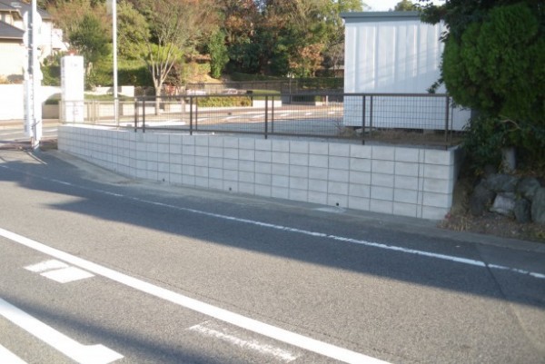 コンクリートブロックを積み、安全で綺麗な駐車スペースに