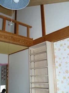 普通の間仕切り壁ではなく、工夫して収納棚なども設けました。