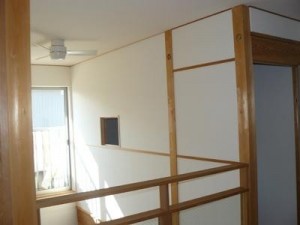 子供部屋と吹抜けに間仕切りを設けました。