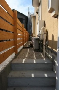 外からの視線を遮れるよう杉板のフェンスを設置しました。