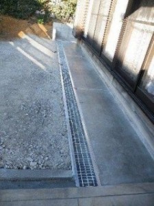 建物のまわりの外部排水を行いました