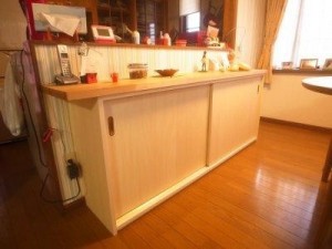 便利な収納棚を設け、整理もしやすくなりました