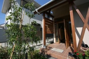 目隠しと強風対策として、杉化粧板とシラカシの木を設置しました。