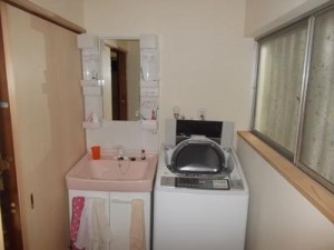 寒々しかった洗面脱衣所もほっこり温かい印象に。