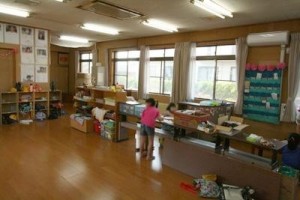 学童保育の床を新しく張り替えました。