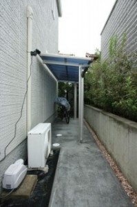 裏路地のスペースを上手く活用して自転車置き場を作りました。