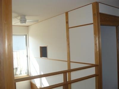 子供部屋と吹抜けに間仕切りを設けました。