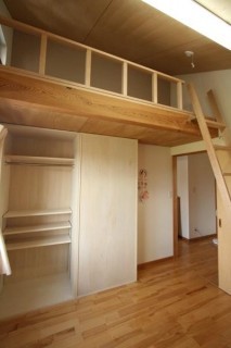 子供部屋を2つに。収納家具で仕切りました。