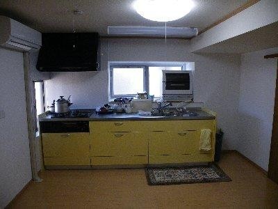 イエローカラーが目を引く明るいキッチンに