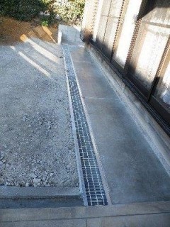 建物のまわりの外部排水を行いました