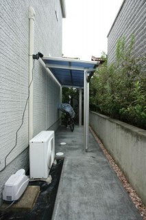 裏路地のスペースを上手く活用して自転車置き場を作りました。