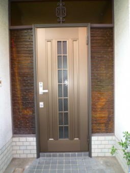 外壁ともマッチした綺麗なブロンズの玄関ドアになりました。