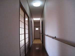 明るい廊下に変わりました。