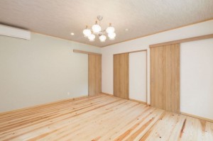 自然素材をふんだんに使用したあたたかい住まいになりました。