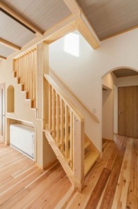 自然素材をふんだんに使用したあたたかい住まいになりました。