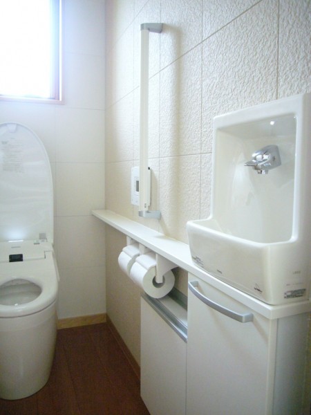 暗くてジメジメだったトイレを明るく清潔感あふれるトイレに！！