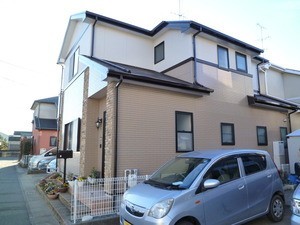 耐久性の高い塗料を使い、新築のような輝く外観になりました。