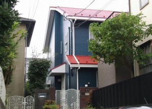 赤と青のコントラストがお洒落な外観に仕上がりました！