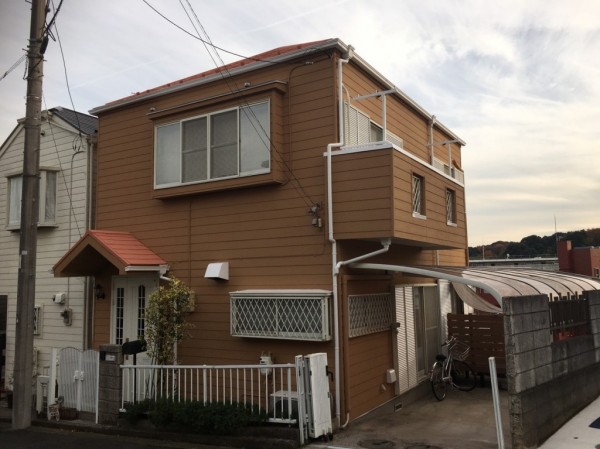 オレンジカラーの明るい元気な雰囲気の外観になりました。