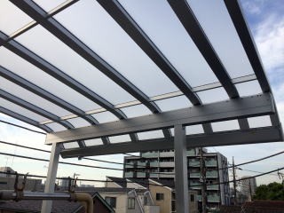 屋根がなく困っていたバルコニーに熱線遮断ポリカーボネートの屋根を付けました！