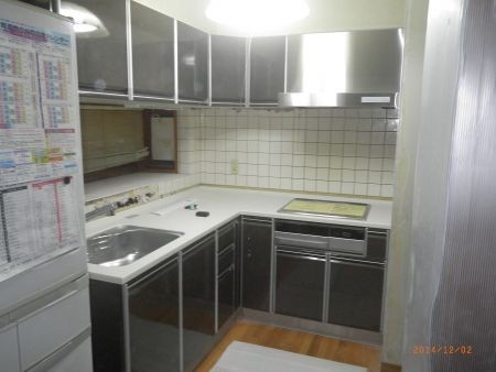 シックで落ち着きあるキッチンに。ガスコンロからIHにも替えて安全、掃除も楽になりました。