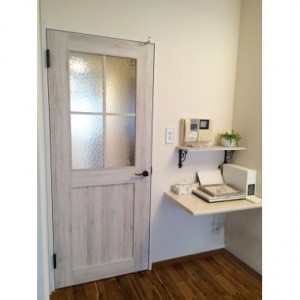 キッチンのデザインに合わせた建具に仕上げ、部屋の統一感を出しました。