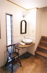 廊下の一角に、なにかと便利な手洗いコーナーを設置しました。