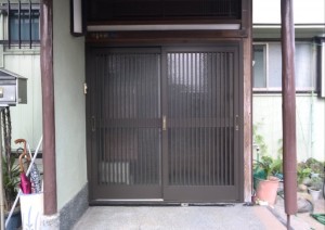 雰囲気を壊さずにメンテナンスフリーの玄関のドアに交換しました