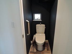 壁・床を貼り替え、お洒落で高級感溢れるトイレに変わりました。