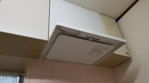 お手入れしやすくスタイリッシュなデザインのレンジフードに交換しました。