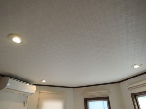 ダウンライトへの交換で部屋が一気に明るくなりました。