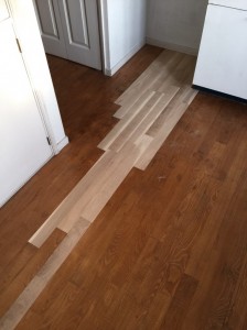 木目を合せながら、傷んだ無垢フローリングの一部修繕しました。