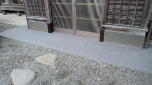 雰囲気をそのままに、玄関ポーチを石貼りからタイル貼りに貼り替えました。
