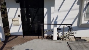 安全性を高める為、介護保険を利用して改修した駐車スペースに階段と手摺りを取り付けました。