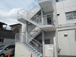 建設当時のような綺麗な外階段に塗り替えました。