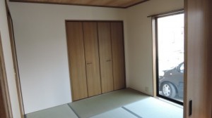 洋風と和風を融合させたシンプルな和室に