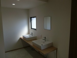共用で使用できるよう2つの洗面台を設置し、利便性が上がりました