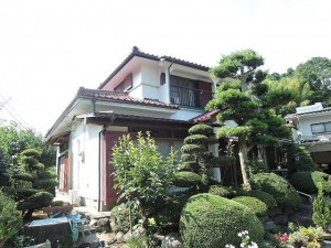 庭の植木が映える外観になりました。